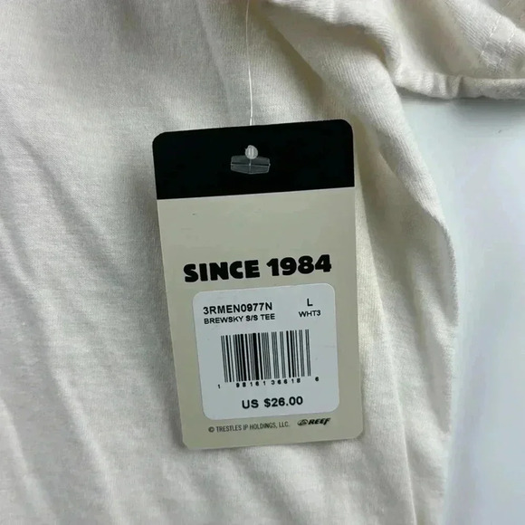 REEF SHORT SLEEVE NWT SZ L CRÈME COLORED WITH A GREAT BOTTLE GRAPHIC ON BACK - Picture 4 of 6